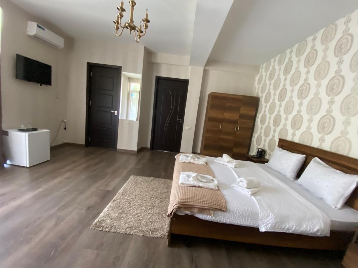 Borjomi Central Hotel Bagian luar foto